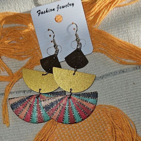 Fashion Jewelry Gold and Black Fan Earrings - Picture 1 of 3